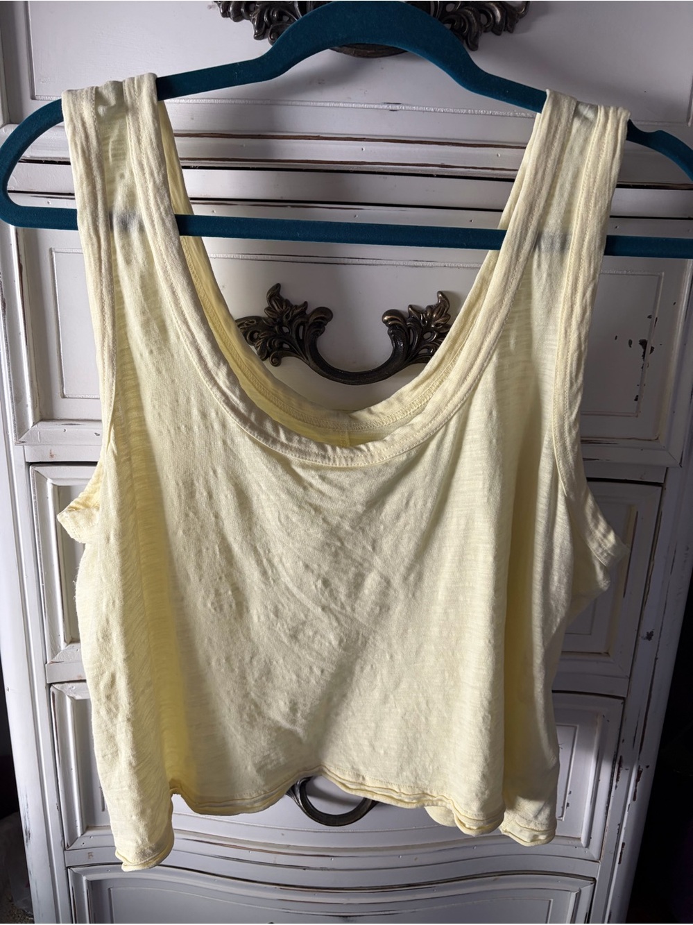 Pilcro Pale Yellow Slightly Cropped Scoop Neck Tank Top. UEC. Size Large.